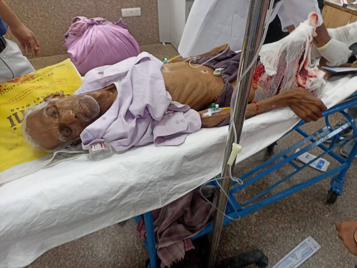 दिल्ली मायापुरी मेट्रो स्टेशन के नजदीक  72 साल के बुजुर्ग को डीटीसी बस ने कुचला गंभीर हालत में दिन दयाल हॉस्पिटल में भर्ती कराया