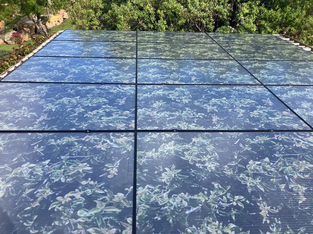 sunspeker's tweet image. Australian researchers confirmed the benefits of combining #SolarRooftop with #green roofs.
The combination increased #SolarGeneration by as much as 107%  during peak periods.
pv-magazine.com/2023/08/21/stu…
#SeeBeyondStaticCover create a special #GreenTexture for roof. 
#BeSmartBesunny