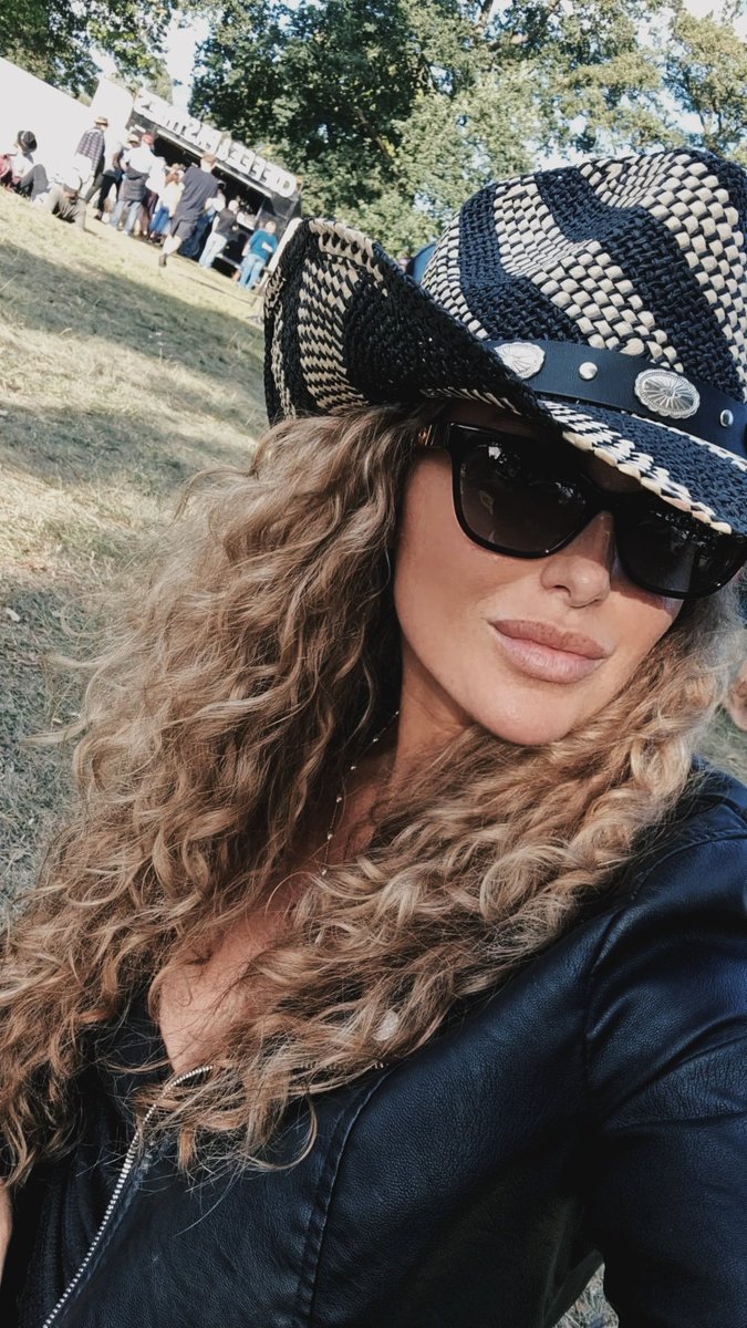 What a fab time at <a href="/TheLongRoadFest/">The Long Road</a> 🖤 amazing time watching &amp; meeting fellow noodle head <a href="/_megmoroney/">Megan Moroney</a> 🖤