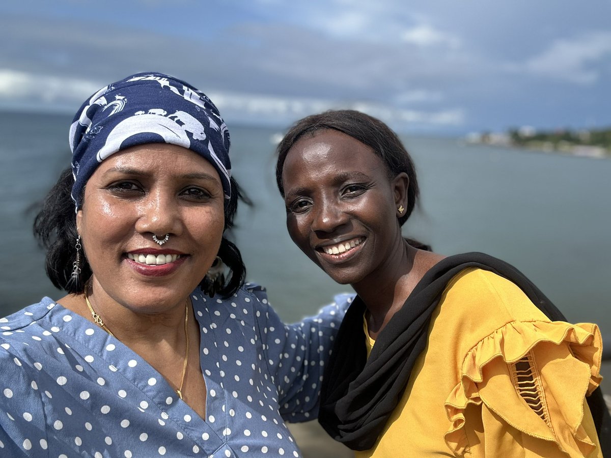 stellasglobe's tweet photo. Good morning from Freetown , #SierraLeone ! Yesterday I finally met with @MABINTYMAGDALE1  - the very young and very brilliant editor of @PoliticoSalone  whom I have been mentoring since 2022 . From today she leads a media training on #zoonoticdiseases and #OneHealth . I am a proud mentor!  @earthjournalism #mentoring #journalism #capacitybuilding #womeninmedia