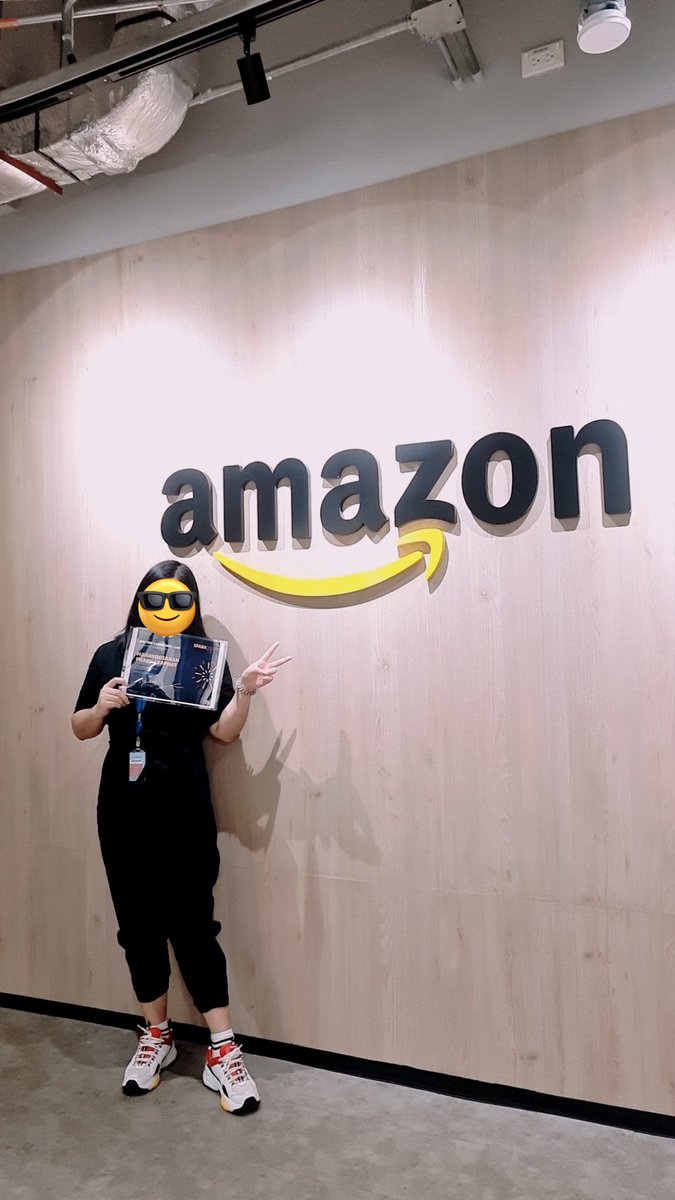 PolariSoutpole's tweet photo. Office Amazon ทำงานบริษัทใหญ่ระดับโลกเป็นยังไงจะมาเล่าให้ฟังในมุมมองของเราที่ไม่เคยทำงานออฟฟิศในประเทศไทย 

1. ทำงานตรงเวลา มีระบบ punch in-out และตารางงานชัดเจน ด้วยการเซ็ต status
Meeting,traning,available,project,break and etc.

2. แบ่งงานชัดเจน หากมี report หรืองานเสริมให้ทำก็จะมีการ plot project ให้โดยแทรกเข้าไปในเวลางานชัดเจน ไม่รบกวนเวลาอื่น 

3.ไม่สนับสนุนให้ทำ OT หรือถ้าใครอยากทำจะมีชั่วโมงให้เลือกต่อแผนก ต่อสกิล (มีมาให้น้อยมาก ๆ)

4. กิจกรรมเยอะมาก แจกขนมแจกของแจกเสื้อ พาไป Volunteer แจกทุก ๆ วันสำคัญ คริสต์มาสแจกไวน์ แจกแฮมเป็นก้อน ๆ แจกเงิน แจกช็อคโกแลต แจกขนม ประกวดร้องเพลง บางทีก็มี potluck หลาย ๆ วัฒนธรรมเพราะพนักงานมีหลายเชื้อชาติ

5.เลิกงานปิดคอมทันที บริษัทไม่ให้เอาแลปทอปกลับบ้าน (นอกจากWFH) ใครที่ punch out เกินเวลาเลิกงานจะหักเงินเดือน (เข้างานก่อนก็หัก) บวกลบห้ามเกิน 6 นาที โดนหัก Tardiness นะคะ

6. ใครได้ Top Performance บอจะแจกเงินขวัญถุงให้นำไปซื้ออะไรก็ได้ 

7. สภาพแวดล้อมออฟฟิศสะอาด มีกาแฟ ชา ฟรี แอร์หนาวเหมือนอยู่ขั้วโลกตลอดเวลา 

8. มีห้องเก็บเสียง ห้องคาราโอเกะ ห้องเล่นเกม ยิงสนุ๊ก ห้องนอน พนักงานทุกคนสามารถใช้ได้เลย 

9. การลาหยุดต้องลงในระบบเท่านั้น หากระบบ approve ก็ลาได้เลย ไม่ต้องแทนคนอื่น ไม่ต้องหาคนมาแทน บริษัทมีระบบการจัดการคนที่ดี หากจำเป็นก็ตัด Ticket ให้ HR manual วันลา จะลาก็ลา ไม่ต้องขออนุญาตใคร this is your rights ค่ะ บริษัทกำหนดจำนวนวันลาชัดเจน 

โดยรวมก็สนุกดีค่ะ ให้ความสำคัญกับพนักงานและ work life balance ดี ไม่ต้องมานั่งเกร็งเลิกงานไม่กลับบ้านต้องล่วงเวลา ส่วนตัวพอถึงเวลาเลิกงานไม่เกิน 5 นาทีคอมไปอยู่ในล็อคเกอร์แล้ว ทุกคนไล่ให้ปิดคอมเป็นเรื่องปกติ หัวหน้าจะล่วงเวลาก็เรื่องของคุณ reapect other people time จ้า