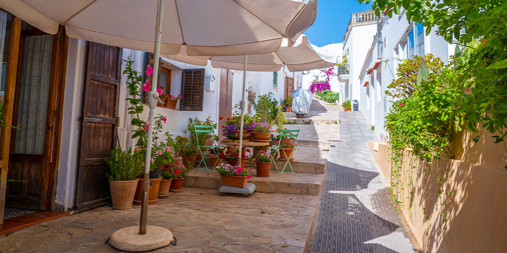 EspanaEnLatam's tweet photo. ¿Estás buscando un plan diferente para tus vacaciones en #Ibiza? 😊 

Te encantará explorar las preciosas calles y playas de #SantJoandeLabritja... 😍 ¡No te pierdas la #CalaBenirrás y la #CalaXarraca! 💙⬇️

👉 https://t.co/qNuS2FWjTR

#VisitSpain #SpainCoast @BalearicTour https://t.co/4sETogIx7H