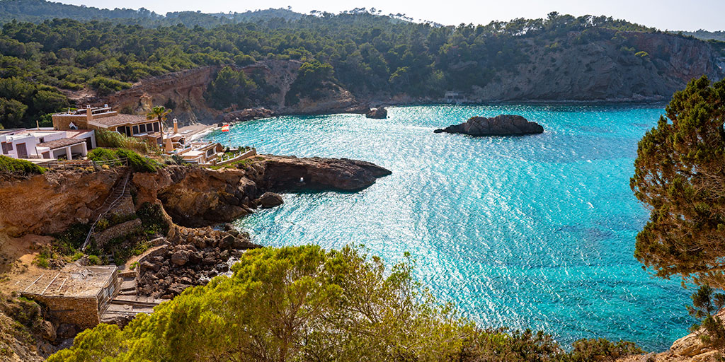 EspanaEnLatam's tweet photo. ¿Estás buscando un plan diferente para tus vacaciones en #Ibiza? 😊 

Te encantará explorar las preciosas calles y playas de #SantJoandeLabritja... 😍 ¡No te pierdas la #CalaBenirrás y la #CalaXarraca! 💙⬇️

👉 https://t.co/qNuS2FWjTR

#VisitSpain #SpainCoast @BalearicTour https://t.co/4sETogIx7H