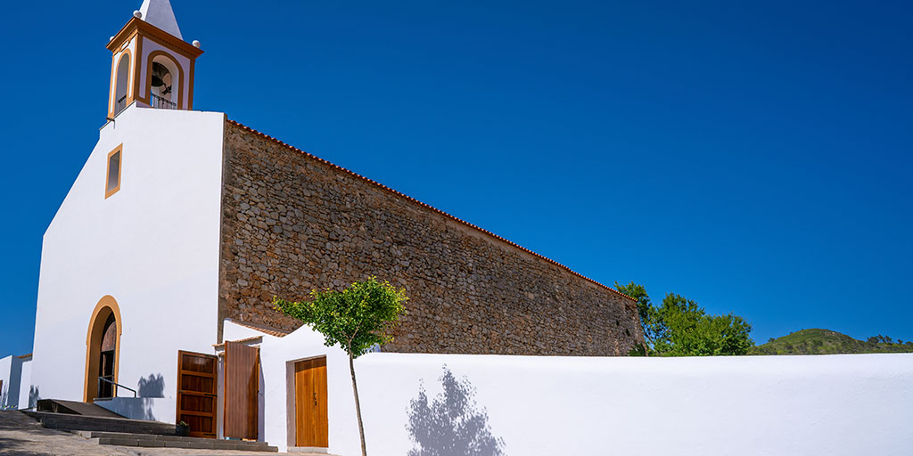 EspanaEnLatam's tweet photo. ¿Estás buscando un plan diferente para tus vacaciones en #Ibiza? 😊 

Te encantará explorar las preciosas calles y playas de #SantJoandeLabritja... 😍 ¡No te pierdas la #CalaBenirrás y la #CalaXarraca! 💙⬇️

👉 https://t.co/qNuS2FWjTR

#VisitSpain #SpainCoast @BalearicTour https://t.co/4sETogIx7H