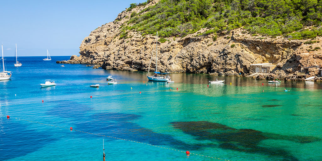 EspanaEnLatam's tweet photo. ¿Estás buscando un plan diferente para tus vacaciones en #Ibiza? 😊 

Te encantará explorar las preciosas calles y playas de #SantJoandeLabritja... 😍 ¡No te pierdas la #CalaBenirrás y la #CalaXarraca! 💙⬇️

👉 https://t.co/qNuS2FWjTR

#VisitSpain #SpainCoast @BalearicTour https://t.co/4sETogIx7H