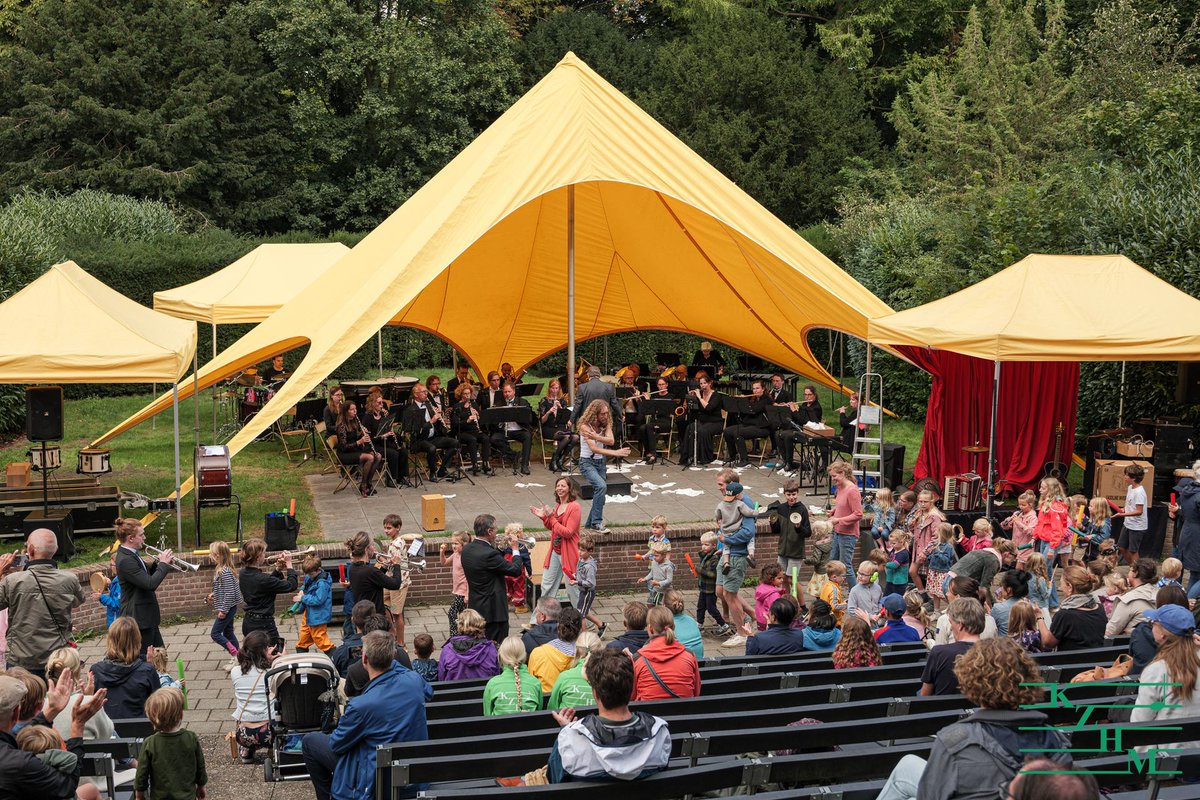 KZHMzeist's tweet photo. Gisteren was het een prachtige middag in het Slottuintheater samen met Tijl Damen! Het weer zag er even dreigend uit, tijdens de voorstelling scheen de zon, alsof de zon wist dat er iets bijzonders aan de hand was. #kzhmzeist #slottuintheater https://t.co/njW9MaAYB1