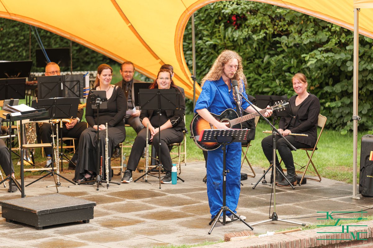 KZHMzeist's tweet photo. Gisteren was het een prachtige middag in het Slottuintheater samen met Tijl Damen! Het weer zag er even dreigend uit, tijdens de voorstelling scheen de zon, alsof de zon wist dat er iets bijzonders aan de hand was. #kzhmzeist #slottuintheater https://t.co/njW9MaAYB1