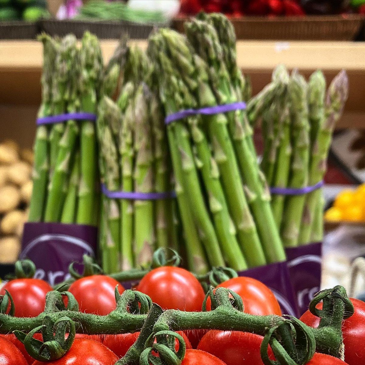 🍅🌞 Terminamos agosto con los suculentos tomates cherry de Mundifruit. Redonditos, anaranjados y ¡súper duraderos! ¡Son la joya de la cocina mediterránea! 🍽️ ¡Ven a descubrir más maravillas en nuestra tienda! 🛒🌿 #frutadetemporada #healthyfood #mundifruit #tomatecherry #verano