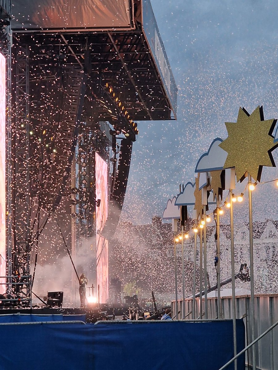 AmyJuneJones's tweet photo. @VictoriousFest I have to say, you absolutely got VIP right. Access to the event was easy, not oversold (this can completely ruin the VIP experience), location (next to the main stage), viewing platform, free activities for the children, toilets etc! Great experience thank you 😊 https://t.co/2YRnOE2sLN