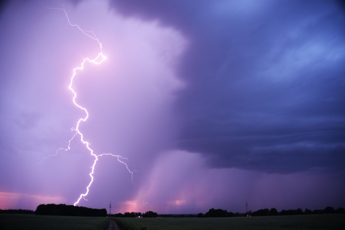 StormchaserAlp1's tweet photo. Am 20.06.2023 konnte ich nördlich von Augsburg dieses Gewitter mit einem herrlichen Erdblitz im Niederschlagsbereich fotografieren. 
#Gewitter #Blitz #Unwetter https://t.co/SPfnJsH9bq