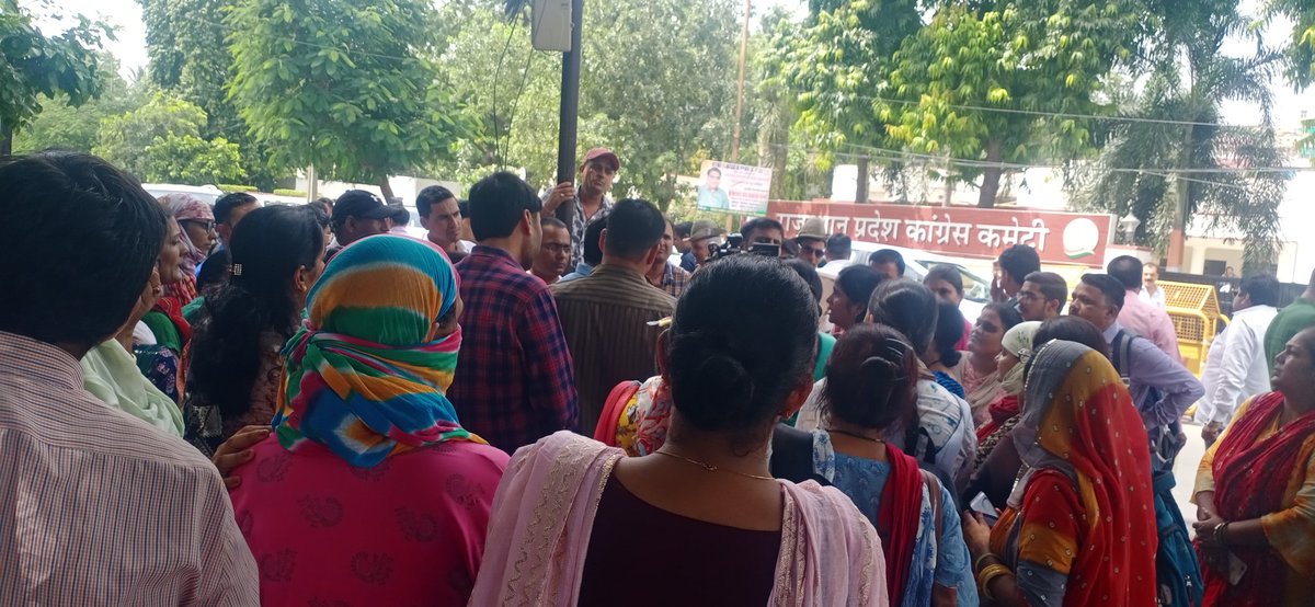 प्रदेश कांग्रेस कार्यालय के बाहर एनटीटी वाले धरना प्रर्दशन करते हुए 
 <a href="/PSKhachariyawas/">Pratap Khachariyawas</a> <a href="/8PMnoCM/">राजस्थानी ट्वीट</a> <a href="/arvindchotia/">Arvind Chotia</a> <a href="/vinodmittal9/">VINOD MITTAL</a> <a href="/ashokgehlot51/">Ashok Gehlot</a> <a href="/ashishchauhanze/">ashish chauhan</a>