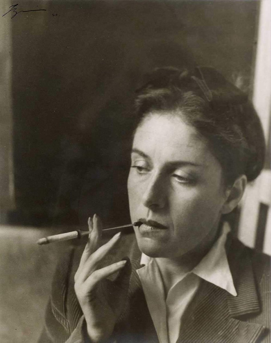 ParisAMDParis's tweet image. Brassaï. 
Dora Maar tenant une cigarette dans son salon, rue de Savoie
1944. Paris