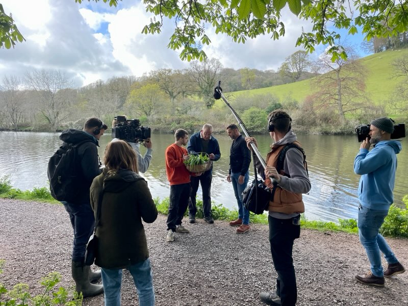 Tonight,more4 9.00,I go foraging with <a href="/fredsirieix1/">Fred Sirieix</a> and then to <a href="/gathertotnes/">Gather</a>  for lunch with. @AngelaHartnett  
#Remarkableplacestoeat