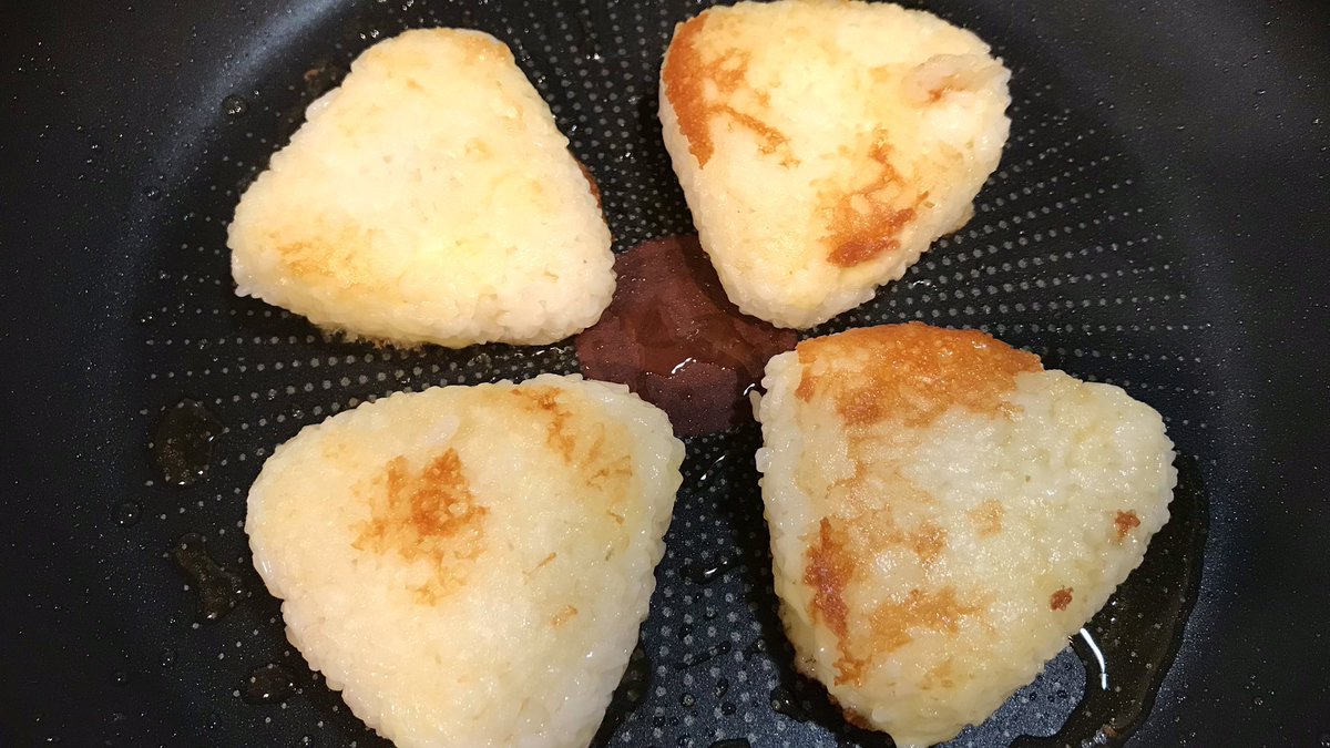 mainooyatsu's tweet photo. 味噌とチーズが香ばしい焼きおにぎり✨大葉とにんにく入りでたまらないおいしさ🍙 https://t.co/5g133fUw7X