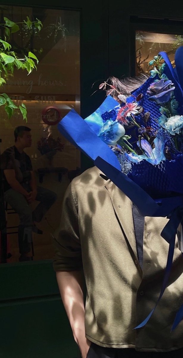 Mấy đứa bớt quay phim chụp ảnh lại hộ tao cái, đời nào đang địt nhau rõ phê thằng buồng bên canh đứng lên bồn cầu để quay video là thế đéo nào. Nhắc luôn thằng áo be hôm qua nha, sau gặp t thì né ra tao ra không lại ăn đấm tiếp đấy 🫶🏻