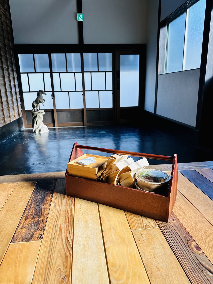YukariSakamoto's tweet image. Breakfast is served.#Breakfast delivered to ⁦@bedandcraft⁩ villa in #Inami, #Toyama. Love the presentation in the wooden toolbox. Inami is known for its woodworking #shokunin.

#Hokuriku #Japan #giappone #japon #富山