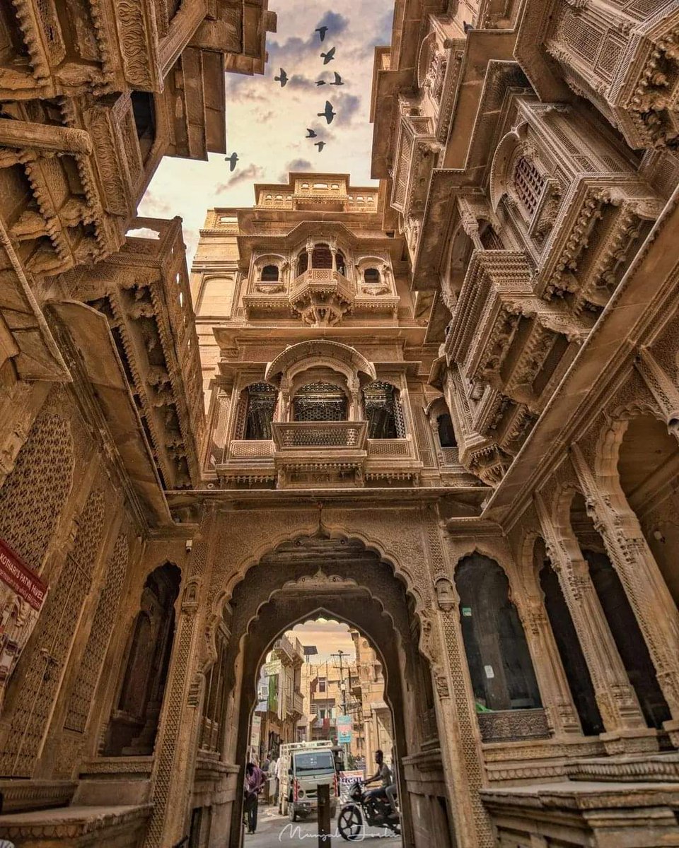 Mohitprj's tweet photo. जैसलमेर की गलियों का मनोहरम दृश्य 🇮🇳🚩
#tourism #traval #Rajasthan #Jaisalmer #viral #Trending #haweli https://t.co/7zLLFKNNZy