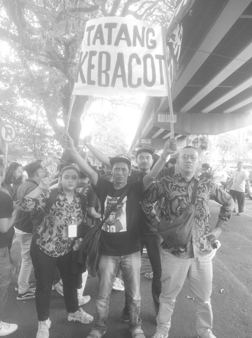 JanganLupa135's tweet photo. Hormat untuk kawan-kawan yang hadir bersolidaritas pada sidang 8 Tahanan Arek Malang hari ini 🫡

#Bebaskan8TahananArekMalang 
#UsutTuntasTragediKanjuruhan https://t.co/sjLFP8K6cb