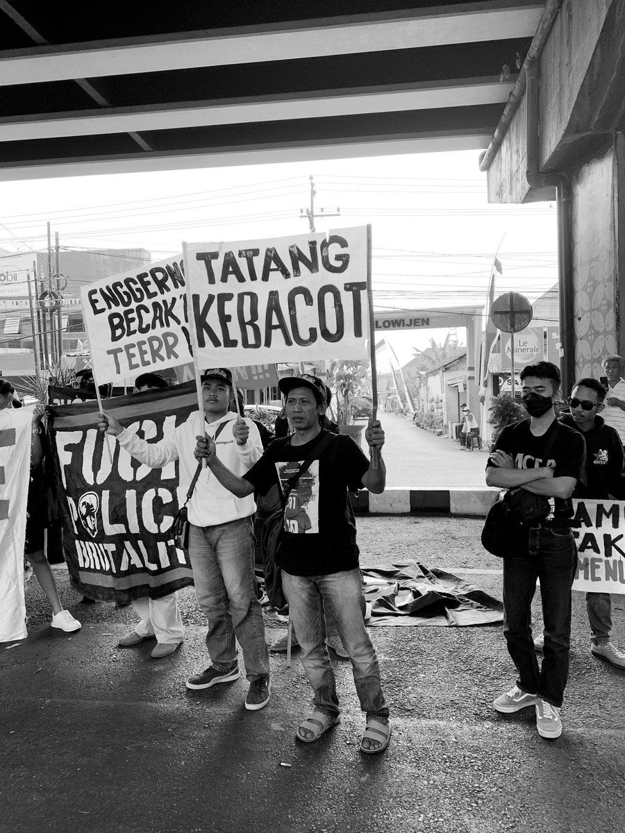 JanganLupa135's tweet photo. Hormat untuk kawan-kawan yang hadir bersolidaritas pada sidang 8 Tahanan Arek Malang hari ini 🫡

#Bebaskan8TahananArekMalang 
#UsutTuntasTragediKanjuruhan https://t.co/sjLFP8K6cb
