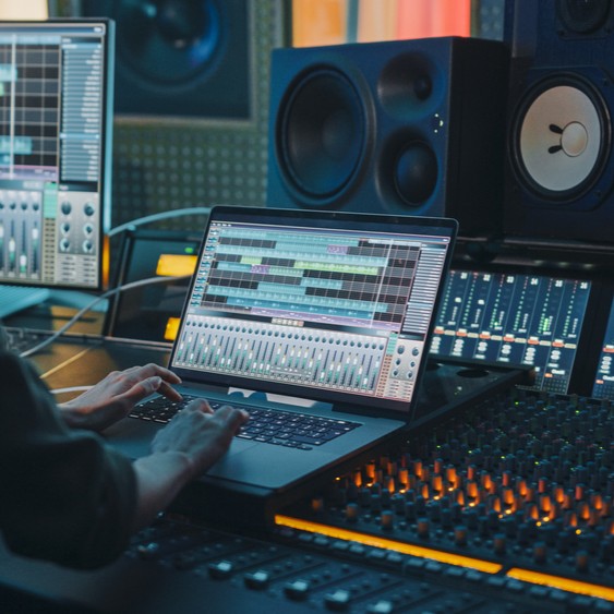 Uni_GreaterMcr's tweet photo. Ever wonder how #Music gets recorded, streamed, & amplified? 🎶
It's all thanks to #ElectricalEngineers!🤯
Learn more👉: https://t.co/r6XWpmmD06
#UniAsItShouldBe #BoltonUni🎓#BoltonEngineering #ElectricalEngineering https://t.co/e3AKWGB0Uo