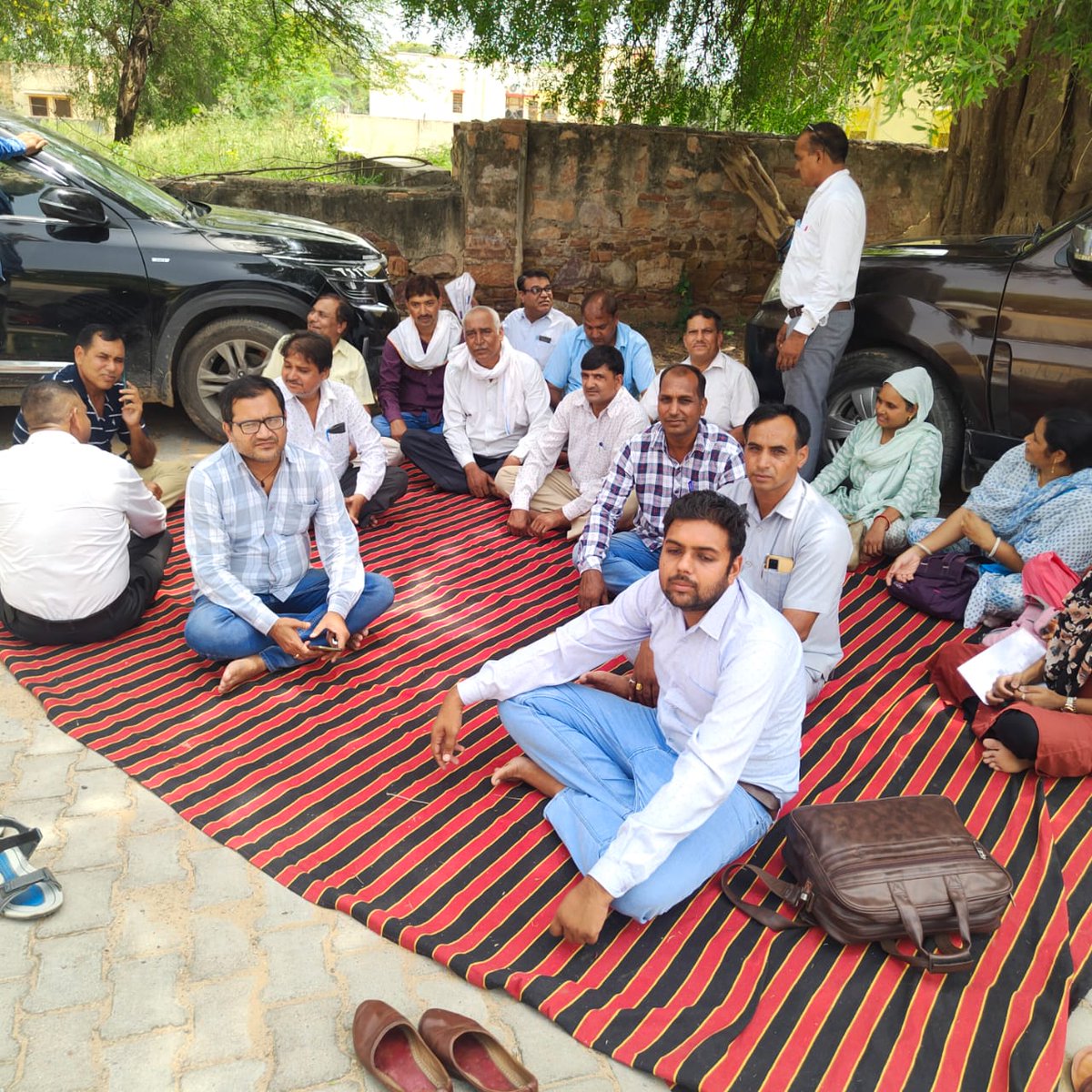 #राजस्व_विभाग_हड़ताल_पर
        सरकार की वादा खिलाफी के कारण राजस्व सेवा परिषद् के तीनों संघटक राजस्थान पटवार संघ, राजस्थान कानूनगो संघ  राजस्थान तहसीलदार सेवा परिषद् आज 28 अगस्त से अनिश्चितकालीन हड़ताल पर है ,,,
<a href="/ashokgehlot51/">Ashok Gehlot</a> 
<a href="/RamlaljatINC/">Ramlal Jat</a> 
<a href="/GovindDotasra/">Govind Singh Dotasra</a>
<a href="/INCIndia/">Congress</a>