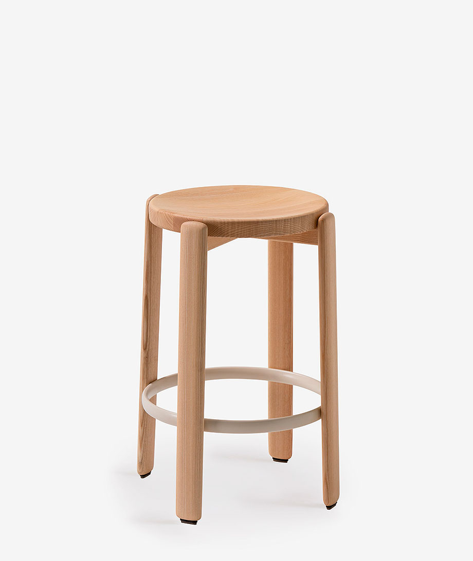 Interior_es's tweet photo. Tura es una colección de #sillas y #taburetes de #madera maciza de #fresno, diseñada por Estudi Manel Molina para @silleria_verges. 
-> https://t.co/AqwOkD9tQD
-> #contractfurniture #furnituredesign #restaurantdesign #hoteldesign  #officesdesign #woodenchairs #woodenstools https://t.co/cegqdKbzJ1