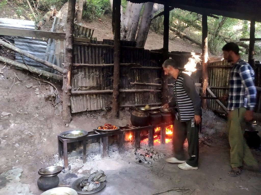 Islambaduk3's tweet photo. On way to SatReshi Sahab (RA). Place to cherish. Akingam Anantnag! https://t.co/AxEzC15BVk
