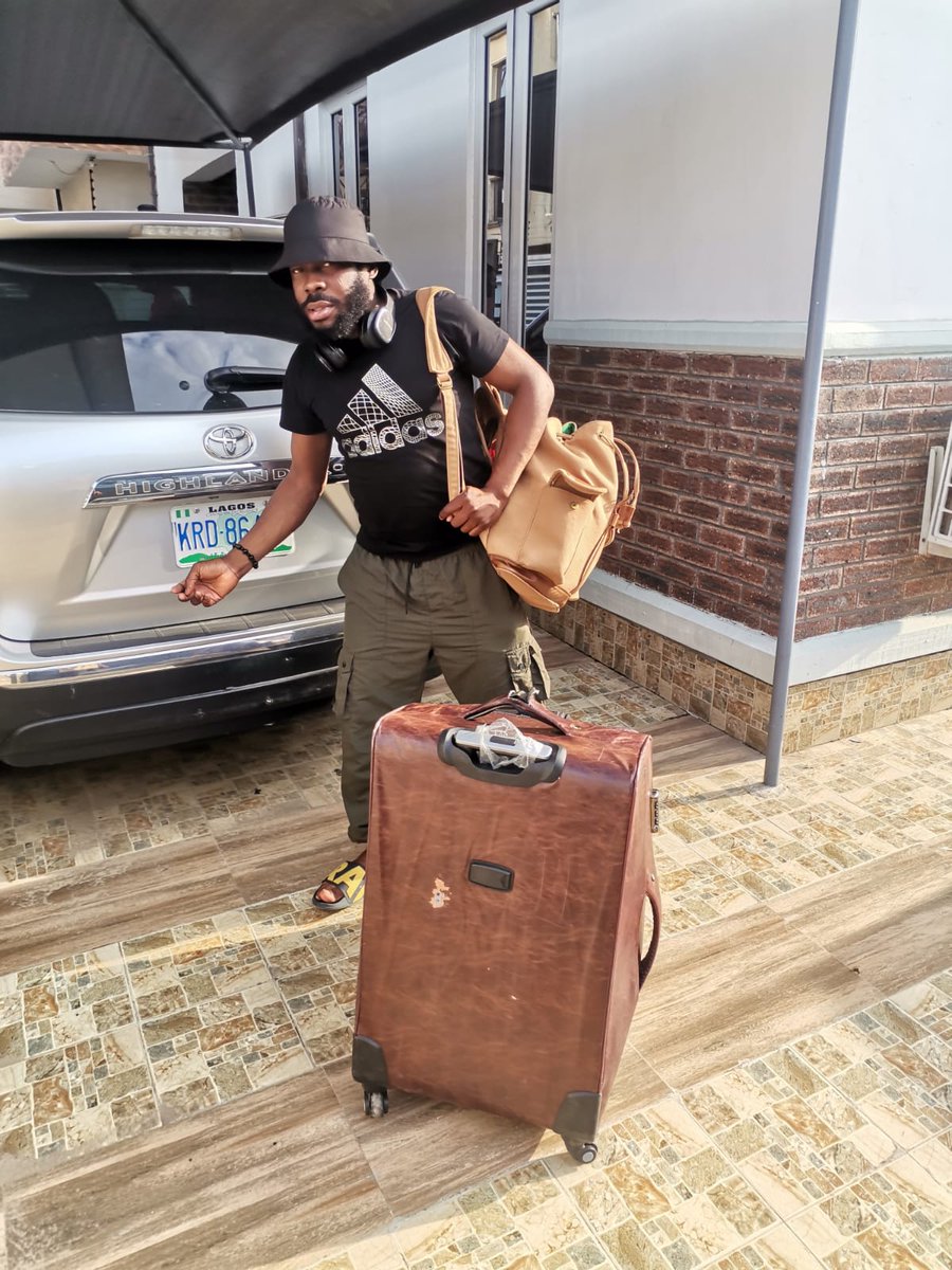 Bundu Hide Genuine Skhumba X Orange Colony 

Angazi why iGroetman ain't close his bag up proper for pics 😅

Kodwa kuyangi jabulisa ukubona isandla sami in International places

Sebenza dlozi lami🙏

#moderndayguluva 

#bespoke #designer #leather #crafts