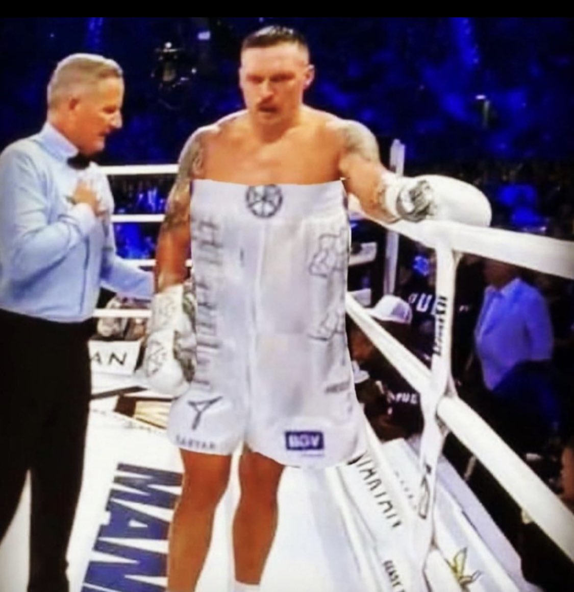 2nd_pat's tweet photo. Still the debate rages on as to whether Usykโs shorts were high.
#StillUndecided ๐คท๐ผ https://t.co/xVu8VNTaOU