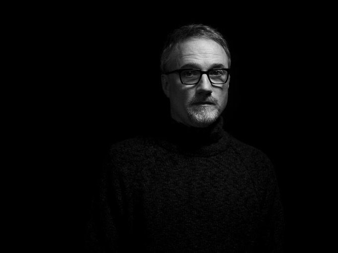 ClassicFilm2's tweet photo. « Certaines personnes disent qu’il y a des millions de façon de filmer une scène. Je ne pense pas, peut-être deux ou trois façons. Toutes les autres sont fausses. »

#DavidFincher à qui l’on souhaite un joyeux anniversaire ￼￼￼✨🎂🎉 https://t.co/yzjBSxEhqZ
