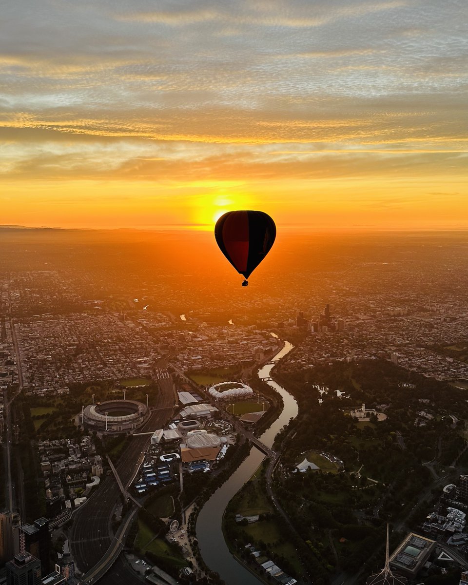 Are you a sunrise chaser? 🌅 There's no better way to catch the magical sunrise over Melbourne city than from high up in the sky in a balloon! 🎈✨ 📸 @steve_buckley17. globalballooning.com.au/?utm_content=s…