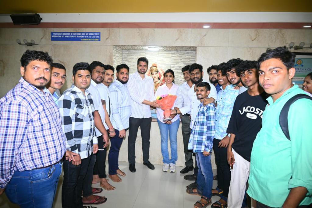 yuvasenacomms's tweet image. तसेच त्यांनी कॉलेजचे प्राध्यापक श्री. रवींद्र नाईक यांची भेट घेतली, ह्यावेळी सोबत विक्रोळी विधानसभेचे युवासेना पदाधिकारी व कॉलेज कक्षाचे पदाधिकारी देखील उपस्थित होते.

#shivsena #yuvasena #vikroli