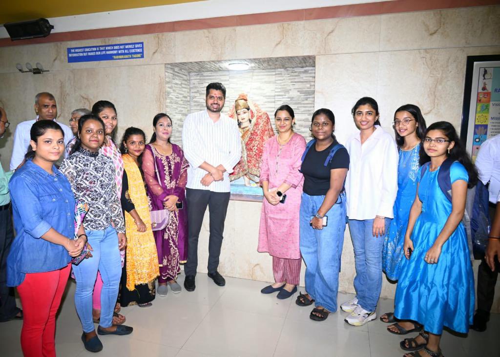 yuvasenacomms's tweet image. तसेच त्यांनी कॉलेजचे प्राध्यापक श्री. रवींद्र नाईक यांची भेट घेतली, ह्यावेळी सोबत विक्रोळी विधानसभेचे युवासेना पदाधिकारी व कॉलेज कक्षाचे पदाधिकारी देखील उपस्थित होते.

#shivsena #yuvasena #vikroli