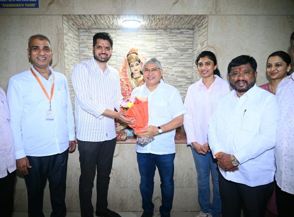 yuvasenacomms's tweet image. तसेच त्यांनी कॉलेजचे प्राध्यापक श्री. रवींद्र नाईक यांची भेट घेतली, ह्यावेळी सोबत विक्रोळी विधानसभेचे युवासेना पदाधिकारी व कॉलेज कक्षाचे पदाधिकारी देखील उपस्थित होते.

#shivsena #yuvasena #vikroli