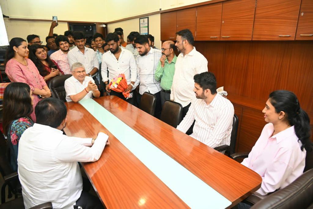 yuvasenacomms's tweet image. तसेच त्यांनी कॉलेजचे प्राध्यापक श्री. रवींद्र नाईक यांची भेट घेतली, ह्यावेळी सोबत विक्रोळी विधानसभेचे युवासेना पदाधिकारी व कॉलेज कक्षाचे पदाधिकारी देखील उपस्थित होते.

#shivsena #yuvasena #vikroli