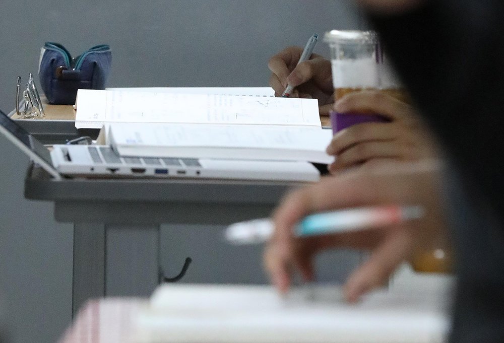 38 ribu siswa SMA di Korea Selatan memilih drop-out dari SMA demi all-in CSAT. 

Mereka  milih untuk fokus les untuk menghindari persaingan dan bisa mempersiapkan CSAT lebih cepat.

Jadi mereka drop out kelas 1 atau 2 SMA ikut GED (Semacam paket C) terus akhir tahun CSAT (SNBT)