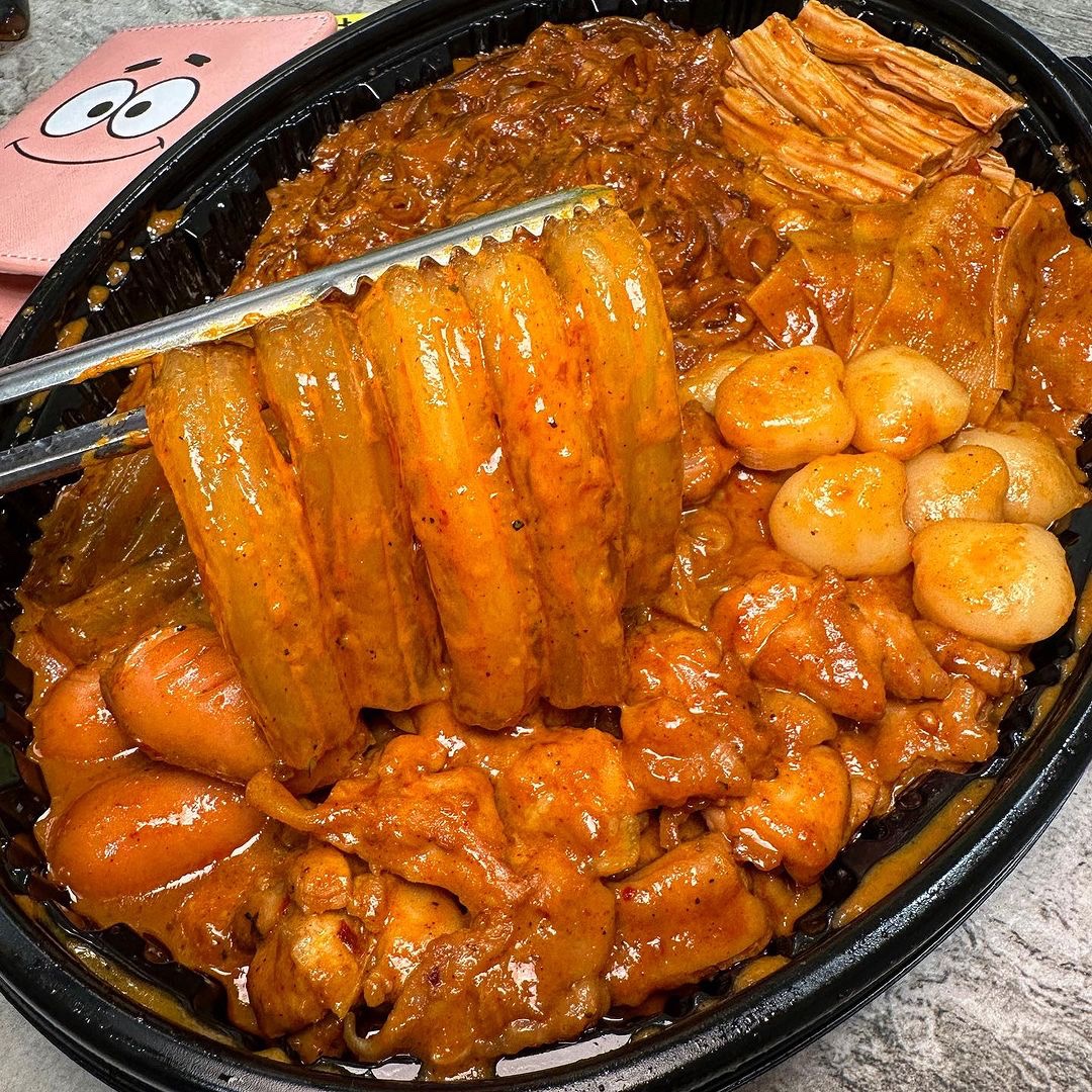 pegopa_korea's tweet photo. 🇰🇷韓国ソウル・建大入口にあるお店！

🐓두찜🐓

韓国の家庭料理”チムタク”と
ロゼソースを組み合わせた
”麻辣ロゼチムタク”が大人気のチェーン店🥘

ピリ辛ながらにクリーミーな味わいに
やみつきになること間違いなし❤️‍🔥

📍 서울 광진구 동일로20길 89, 2층

#韓国 #韓国料理 #韓国情報 #ペゴパ https://t.co/efICqc6bsm
