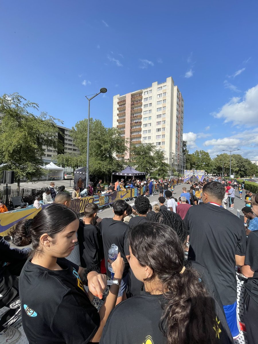 Merci <a href="/a_saint_quentin/">Saint-Quentin</a> pour cette magnifique journée de promotion du sport et de l’athlétisme!
RDV mercredi <a href="/VilledeNice/">Ville de Nice</a> pour la dernière date de la tournée saison 9!
#sprint #Danse #LeStadeAuCoeurDuQuartier