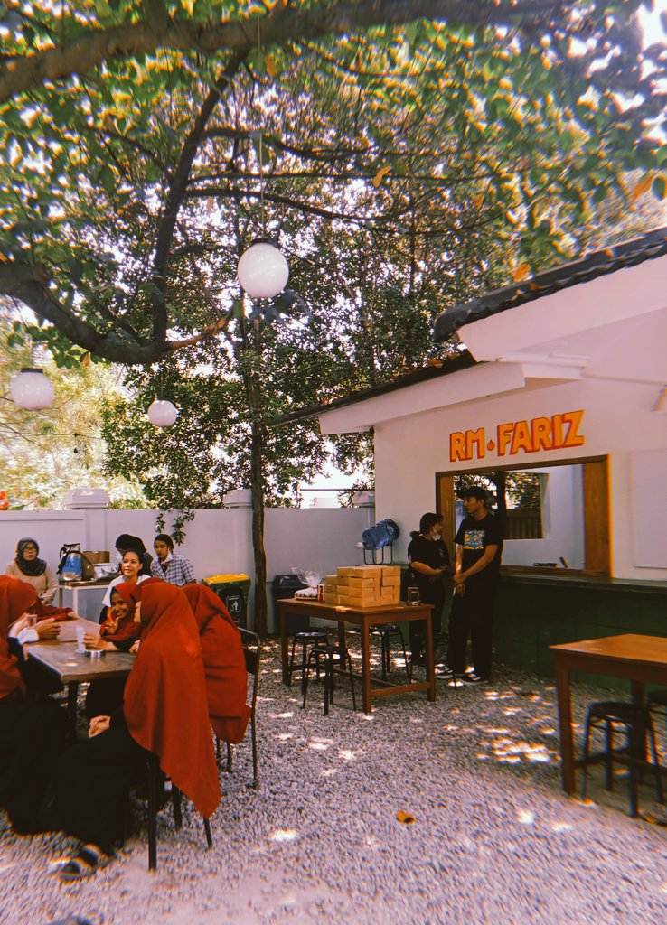 warpopski's tweet photo. Bos saya, bang @thepopoh saya pecat sebagai owner dari warpopski

jadi bos kok kerjaanya ikut2an masak, 
bos mah nyuruh2 laaaagghh.

tapi beliau udah bikin warung baru lagi di bintaro, namanya "RM.FARIZ"

menunya cuma 2:

- menu enak
- menu ga enak

ngntt luh, bang! https://t.co/QyNzHar99H