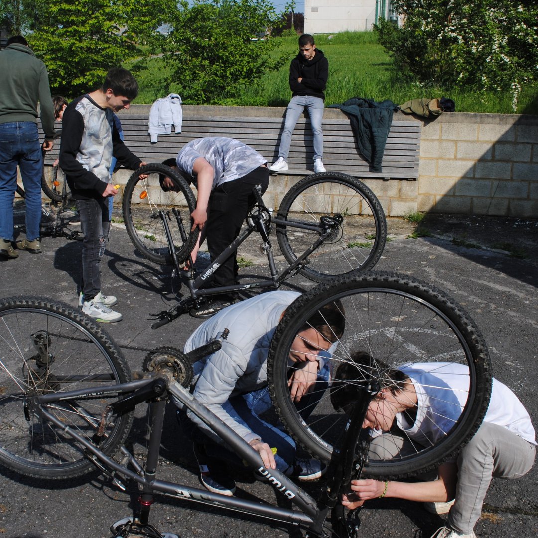 [PROF]
Dans l’enseignement spécialisé, Eric Ska propose à ses élèves un voyage scolaire pas comme les autres.
A vélo, ils se lancent dans une aventure mêlant apprentissage, autonomie, solidarité et économie.
➡ Plus d'infos : cutt.ly/kwj96uyG