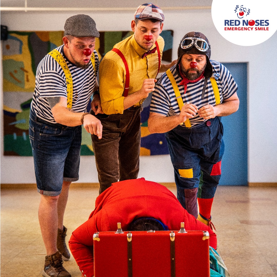 rednoses_int's tweet photo. Our #EmergencySmile (ES) team is busy prepping & packing for our upcoming missions
👉Here are some things clowns never forget to take on mission:
-#REDNOSES (naturally)
-Fun props like bubbles & hula hoops
-Clown costume
-ES brochures (check it out here: https://t.co/GCvg5DdZXj) https://t.co/mxkBb8akpP