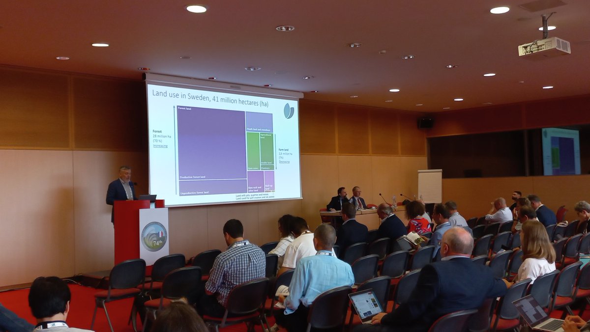 🔴 Mårten Hetta @_SLU now presenting #SustAinimal – a multi-actor knowledge centre for livestock in future Swedish food systems
➡️slu.se/en/subweb/sust…
#EAAP2023Session02 <a href="/EAAPofficial/">EAAPofficial</a> <a href="/eaap2023Lyon/">Lyon EAAP</a>