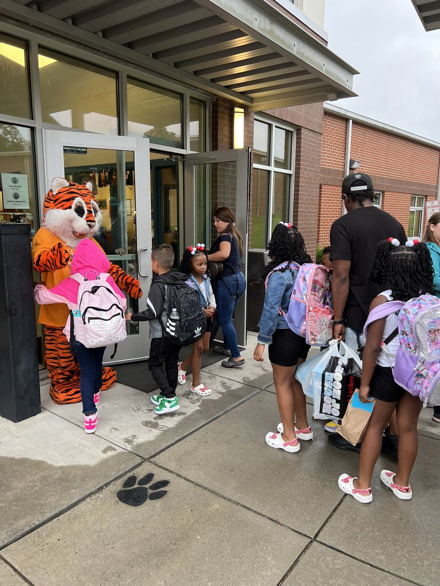 DiggsLatham's tweet photo. It’s the 1st Day of School! Welcome back everyone! #CreatingOurMasterpiece #TigerPride #TigerNation #wsfcsfirstdayphotos #wsfcs #WSFCS60 https://t.co/PVVUenQ4ds