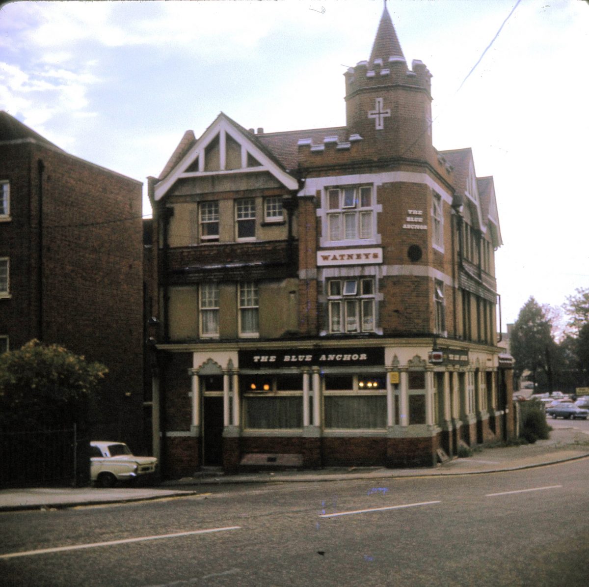 BushmanQPR's tweet photo. 1973: Blue Anchor pub #Acton #London #Watneys https://t.co/rpEWC22pX9