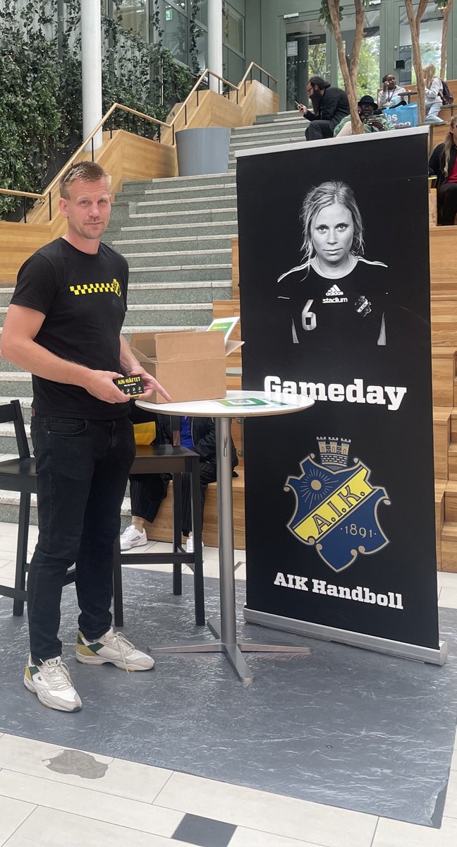 Glad herrtränare håller äntligen sitt AIK-häfte i handen. 

Solna Centrum idag ca 16-18.