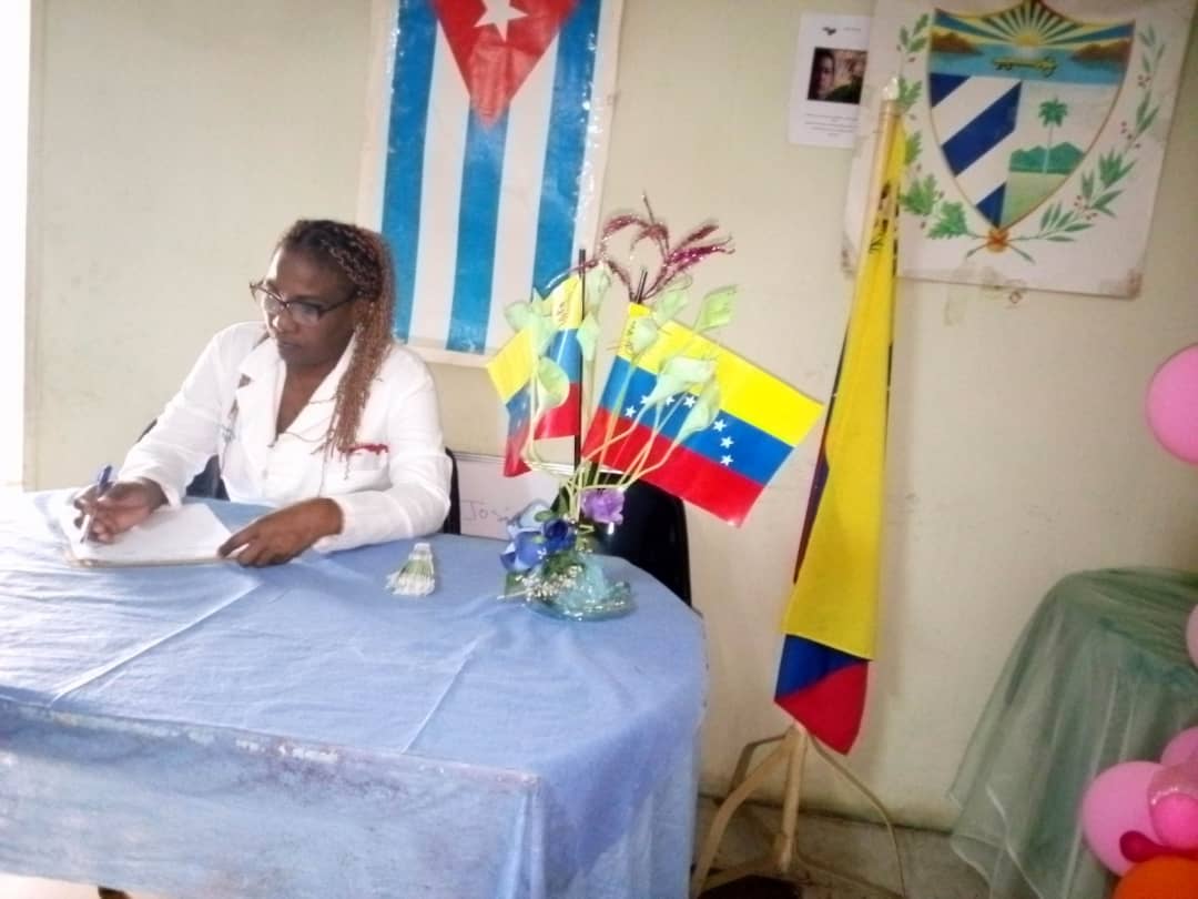 CDI Antonio José de Sucre, realizando entrega de guardia y revista matutina, informándonos del acontecer nacional e internacional. #CubaPorLaVida #CubaCoopera #60AñosSalvandoVidas <a href="/cubacooperaven/">Brigada Médica Cubana en Venezuela</a> <a href="/MinSaludVE/">MPPSalud</a> <a href="/MagaGutierrezV/">Magaly Gutiérrez Viña</a> <a href="/MINSAPCuba/">Ministerio de Salud Pública de Cuba</a> <a href="/AdanVillavicen5/">Adan Villavicencio Guzmán</a> <a href="/Cubacooperabol2/">Brigada Médica 🇨🇺 Bolívar🇻🇪</a>