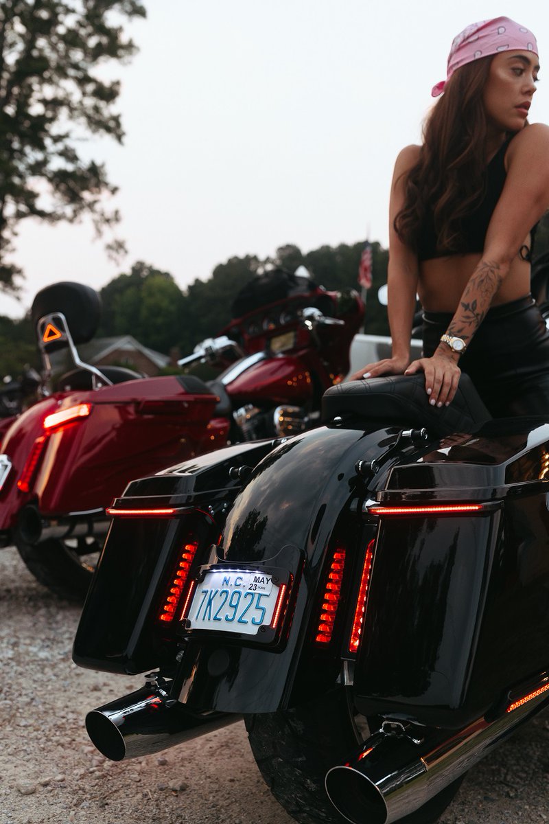 CustomDynamics's tweet photo. Hot Bike Summer 🔥
.
#motorcycles #biker #bikerchick #harleydavidson #bagger #motorcyclelights #getlit #beseen #customdynamics #dragspecialties https://t.co/aoVf8T4iv4