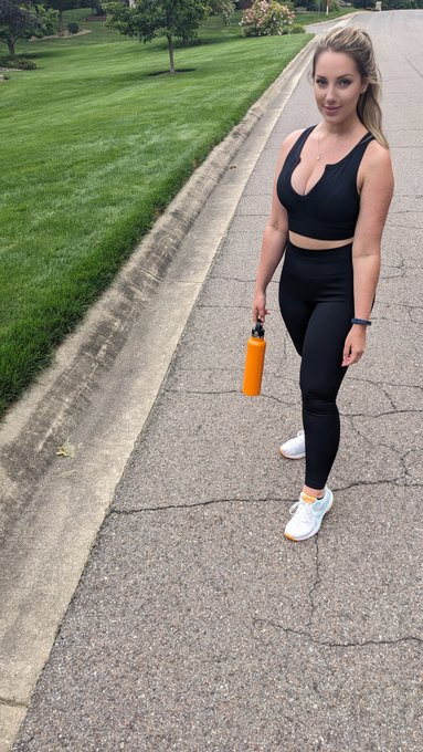 Just waiting for you 😘 https://t.co/hpAwzlZTRh