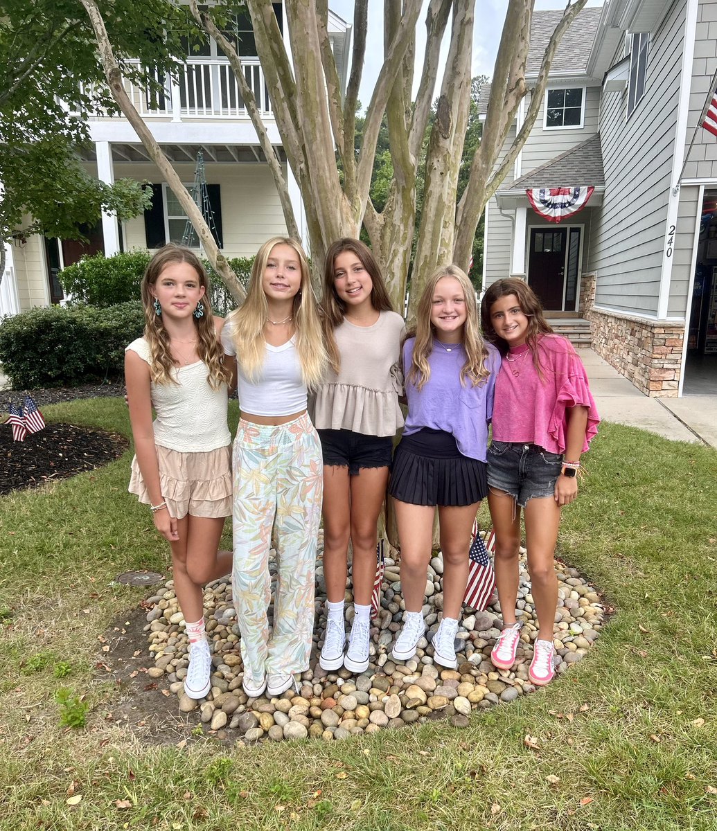 AmberKeever's tweet photo. First day of 7th grade!  #vbcpsback2school @vbschools @DanielKeever https://t.co/aIheFcj41R