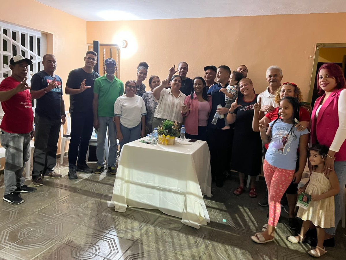 AlexandrapenaRD's tweet photo. Agradecemos al compañero @angelsencion12 precandidato a Regidor por la Circ #2, el recibirme en su casa, junto a parte de su equipo y comprometerse a trabajar
Cada día, para q lleguemos al Congreso. Gracias!!
#SeguimosAvanzando
#AlexandraDiputada
#FuerzaDelPueblo https://t.co/MQYe4UfDIS